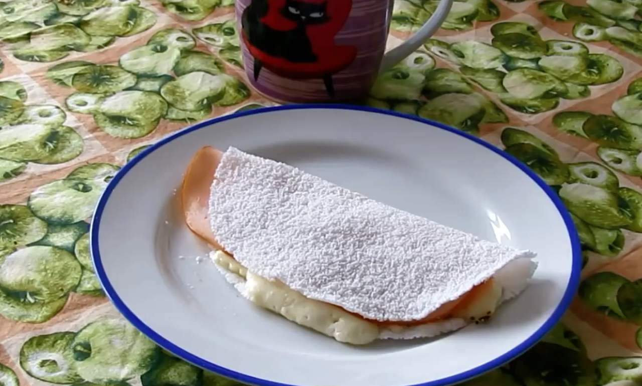 Tapioca recheada: Feita com goma de mandioca hidratada e recheada com opções doces ou salgadas, como queijo, coco e carne seca. É uma opção prática e versátil. Calorias: cerca de 150 kcal.