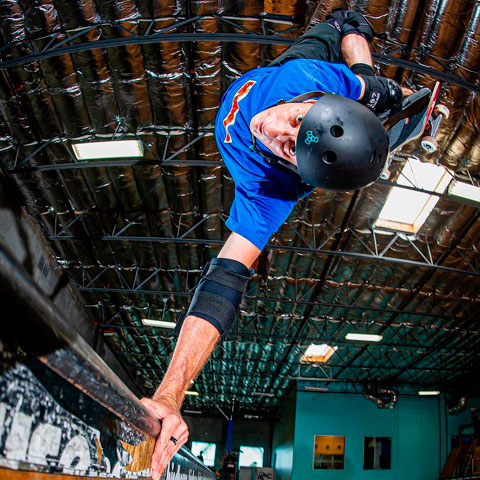 Tony Hawk foi considerado "bom demais" no começo dos anos 80, quando seu estilo técnico não era valorizado. Sofreu com críticas e rejeição, mas persistiu, inovou, e tornou-se o skatista mais reconhecido do mundo. O americano é  símbolo de resiliência, com impacto global. Sua fundação promove skate para comunidades carentes.

