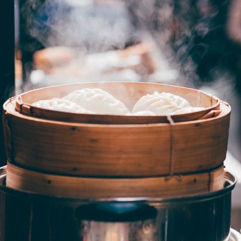 Na culinária existem vários métodos de cocção, alguns estudados mundialmente e outros preservados por culturas específicas. A cesta de bambu, muito usada em países asiáticos, é prática e ideal para cozinhar legumes no vapor com rapidez.