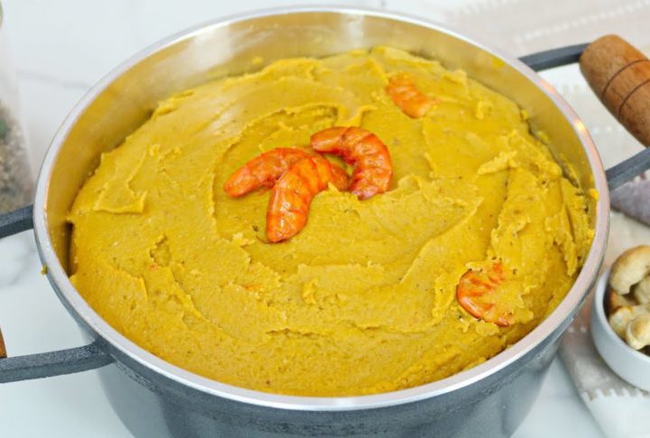 VatapÃ¡: Feito com pÃ£o (ou farinha de trigo ou de mandioca), leite de coco, amendoim, castanha-de-caju, dendÃª, camarÃ£o seco, cebola e temperos. Esse creme espesso e aromÃ¡tico Ã© tradicionalmente servido como acompanhamento do acarajÃ© ou como prato principal com arroz. Ã? um prato de forte influÃªncia africana, muito comum na Bahia. Calorias: cerca de 250 kcal.