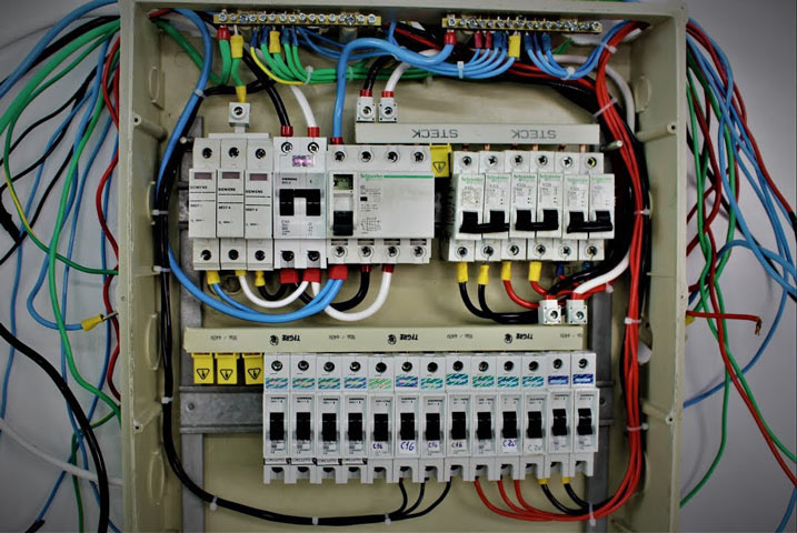 Quando for viajar, principalmente por muito tempo, desligue a chave geral da energia. Assim, seus gastos serão zero ou quase zero durante o período. 