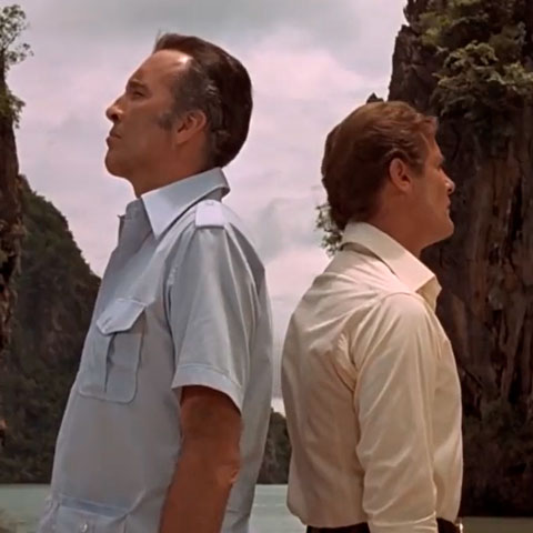 Batalha de armas - "007 contra O Homem com a Pistola de Ouro" (1974): Bond encontra Francisco Scaramanga em sua ilha e participa de um duelo com o inimigo. A disputa começa na praia e termina em uma casa de espelhos. No final, decide-se quem é o melhor homem com arma.-Youtube/O REI DO YOUTUBE