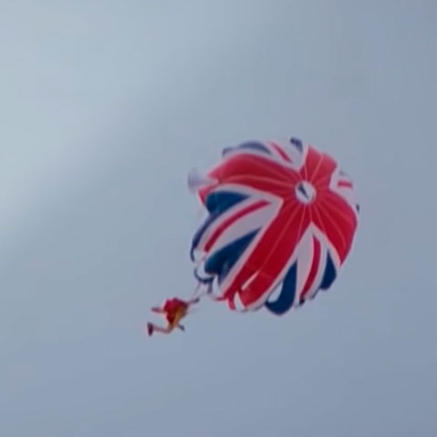 Fuga de Paraquedas - "007-O espião que me amava" (1977): Após batalhar com agentes inimigos esquiando por uma montanha de gelo, Bond cai de um penhasco. A abertura de um paraquedas com a bandeira britânica salva o agente e entra para a história.-Youtube/Luiz Ruiz