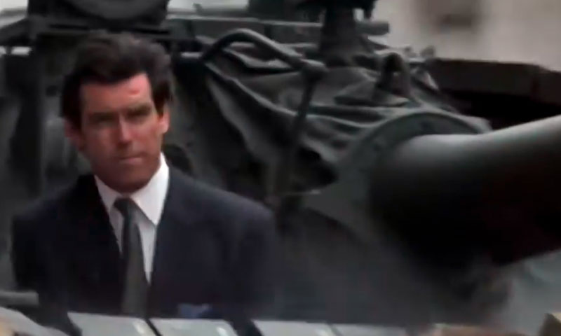 Tanques pela cidade" - "007 contra Goldeneye" (1995): Perseguir vilões pela cidade inteira sempre é difícil. Porém, dirigir um tanque sem se preocupar com o que é destruído no caminho pode ajudar um pouco.-Youtube/CANAL CENAS DE FILMES ÉPICOS