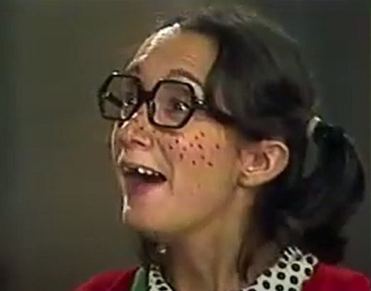 Curiosidade 7: A atriz que vivia Chiquinha ficou grávida durante o seriado - Em certo período da série, Chiquinha não aparecia mais nos episódios. Isso aconteceu porque a atriz Maria Antonieta de las Nieves ficou grávida, no ano de 1974, e teve que ficar por algum tempo longe da profissão.-Reprodução/ Chaves