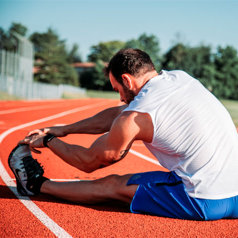 <p>Há também o alongamento ativo, no qual a própria força muscular mantém a posição. Esse tipo exige mais controle corporal e consciência do movimento.</p>
