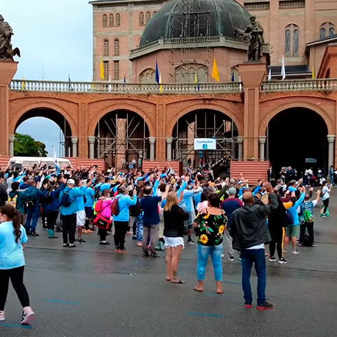 Na época festiva, Aparecida recebe milhões de devotos, sendo uma das mais importantes peregrinações do mundo. Em 2022, foram 8 milhões de fiéis. 