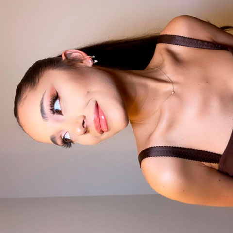 Ariana Grande é cantora, compositora e atriz. Ela nasceu em 26 de junho de 1993, em Boca Raton, Flórida. Ariana começou sua carreira artística ainda criança, atuando em peças teatrais e produções da Broadway.