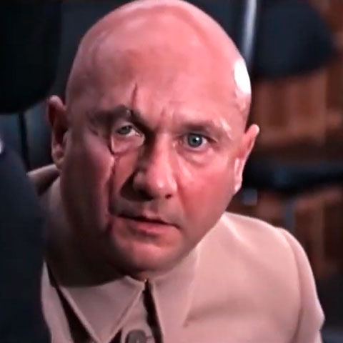 Surge Blofeld - Com "007 só se Vive Duas Vezes" (1967): A primeira aparição (em filme) do arqui-inimigo de Bond. Antes aparecendo nas sombras e manipulando Spectre por vários filmes, Blofeld enfim se revela para Bond, com sua famosa cicatriz no rosto.-Youtube/AUGUSTUS CAESAR