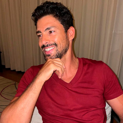 Cauã nasceu em 20/5/1980, no Rio de Janeiro, e começou a carreira aos 18 anos de idade, como modelo. Ele chegou a morar em Milão e Paris, para trabalhar com grandes estilistas como Gaultier e Ferré. Mas ele diz que não se achava tão bonito. Cauã afirma que acha que hoje, mais maduro, está mais interessante do que era antes. 