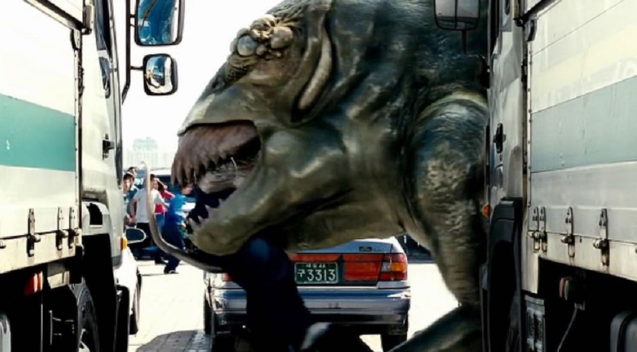 Em 2006, Bong Joon-ho já havia lançado um filme que deu a ele projeção internacional. Trata-se de “O Hospedeiro”, que mistura drama e ficção científica.
