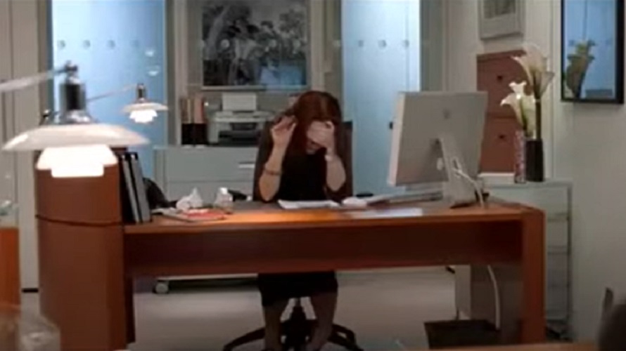 A frase "Eu estou ouvindo assim, e quero ouvir... assim" foi improvisada por Emily Blunt depois de ouvir na rua uma mãe dando uma bronca no seu filho.