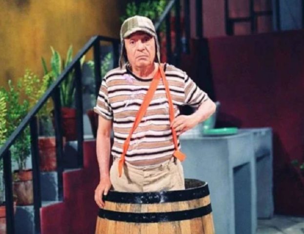 Curiosidade 2: O barril todos conhecem, mas havia um apartamento... - Por mais que o personagem Chaves usasse sempre o barril como seu espaço pessoal, ele dividia um apartamento com um personagem que não apareceu em nenhum momento do seriado, aumentando a curiosidade dos fãs. Roberto Bolaños morreu em 28/11/2014, aos 85 anos.  -Divulgação