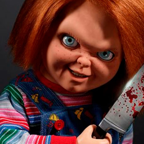 Nome do vilÃ£o: Chucky - Para evitar a morte, o assassino Charles Lee Ray consegue passar sua alma para um boneco por um ritual vudu. Com ninguÃ©m desconfiando de um inocente brinquedo, torna a vida do garoto Andy e outros em um inferno. SÃ£o oito filmes com o personagem, que foi dublado por Brad Dourif. 