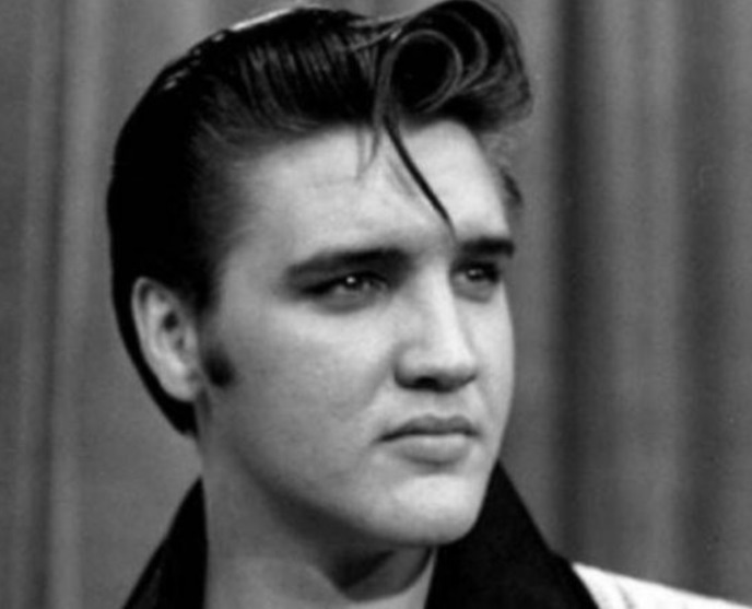 Elvis Presley faleceu em 16 de agosto de 1977, em sua casa, Graceland, em Memphis, Tennessee, aos 42 anos. Sua morte foi atribuída a problemas cardíacos, agravados pelo abuso de medicamentos.-Divulgação