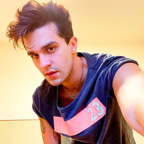 Luan Santana não parou desde então. Ao todo, são dez álbuns, sendo oito gravados em shows e dois em estúdio. 