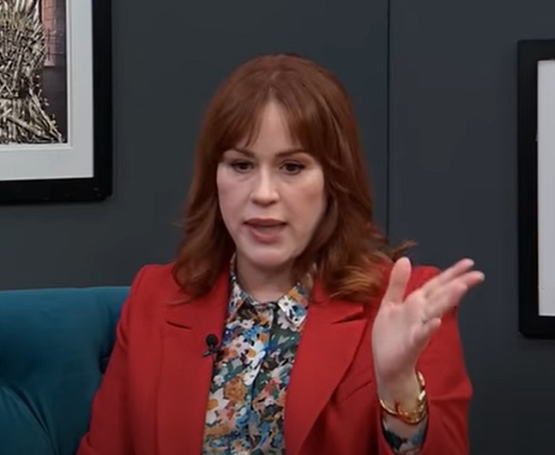 O elenco é liderado por Molly Ringwald, ao lado de Andrew McCarthy e Jon Cryer. Ringwald tornou-se um dos maiores ícones do cinema adolescente da década, enquanto Cryer alcançou enorme popularidade anos depois com a série de comédia “Dois Homens e Meio