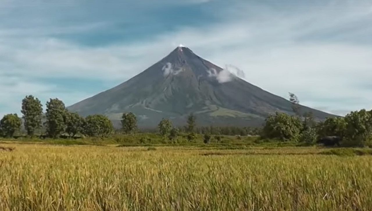 Mayon, nas Filipinas - Situado na província de Albay, nas Filipinas, o vulcão Mayon é o mais ativo do país, tendo entrado em erupção nos últimos quatrocentos anos em ao 50 oportunidades. Ele fica situado entre a Placa Euroasiática e a Placa Filipina. Teve uma erupção em junho de 2023, com emissão de lava que exigiu deslocamento dos moradores. É considerado perigoso na atualidade. -Youtube/ Christine Kobzeff
