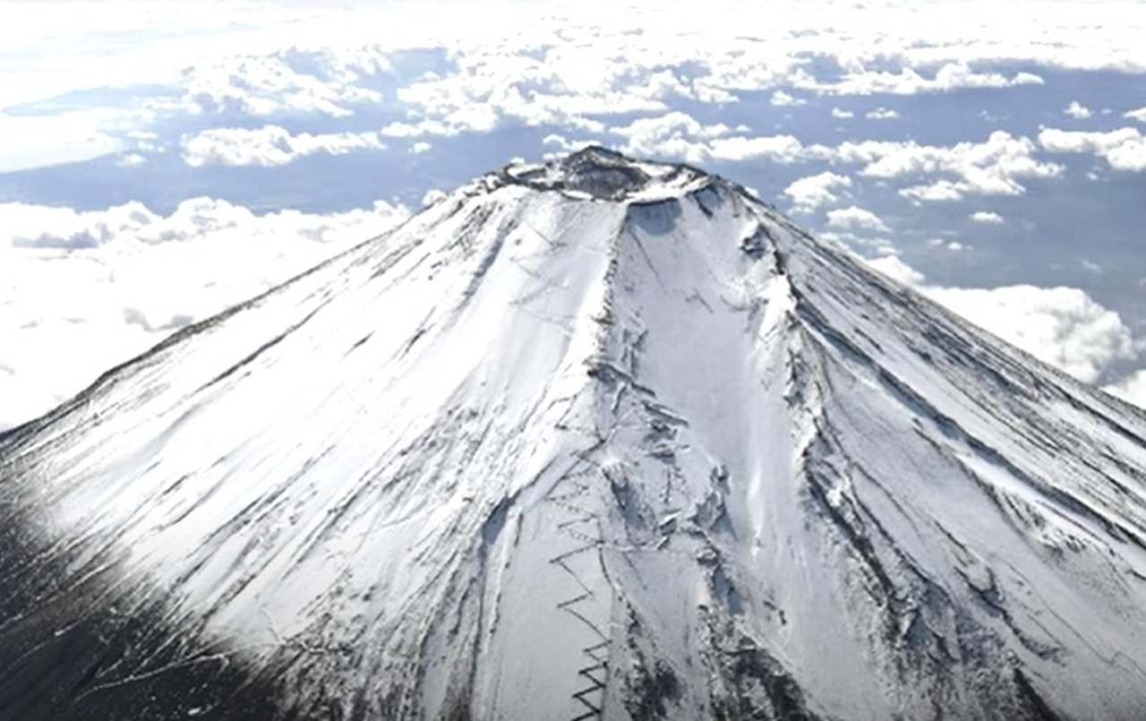 Monte Fuji, no Japão - É um dos vulcões mais famosos do mundo (muito por ter seu topo repleto de neve) e localiza-se a oeste de Tóquio. Ele faz parte da cultura japonesa, sendo uma das paisagens mais conhecidas do país asiático.Sua última erupção foi em 1707. É monitorado de perto pelas autoridades japonesas. -Youtube/ GeologyHub