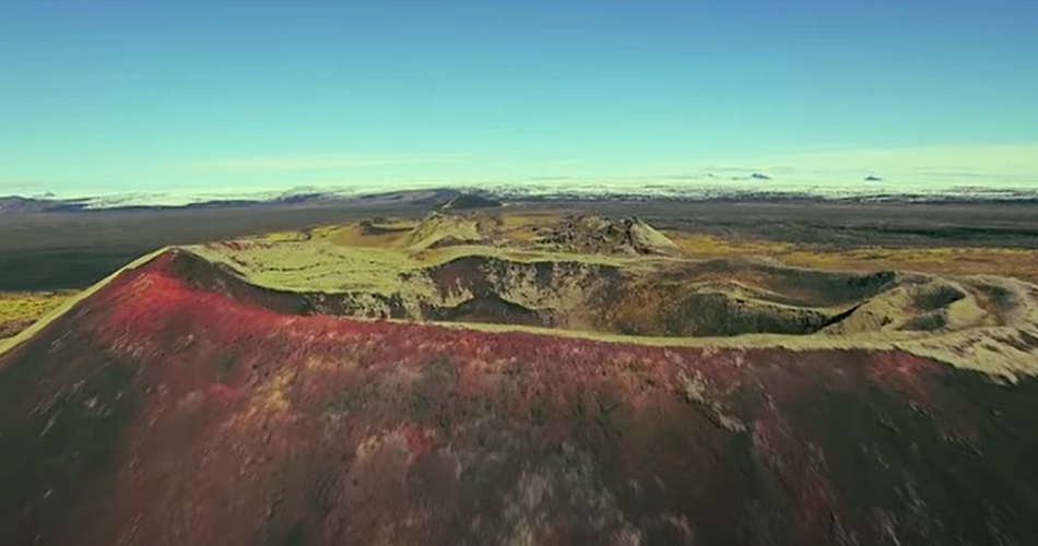 Thrihnukagigur, na Islândia - Esse vulcão está adormecido há mais de quatro mil anos e por isso ele pode ser visitado por dentro pelos turistas. Em uma das crateras do Thrihnukagigur os visitantes descem em um guindaste que acaba funcionando como um elevador. -Youtube/ InsideVolcano
