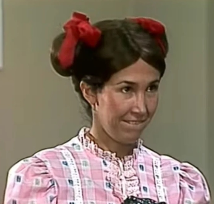 Curiosidade 3: Pópis deixou de ser fanha por causa de um telespectador - Uma das marcas da personagem Pópis era a voz anasalada. Mas tudo mudou quando um fã disse a Bolaños que não assistiria mais ao seriado porque seu filho era fanho e estava sendo ridicularizado na escola. Então, o ator de Chaves alterou o roteiro. -Reprodução/Chaves