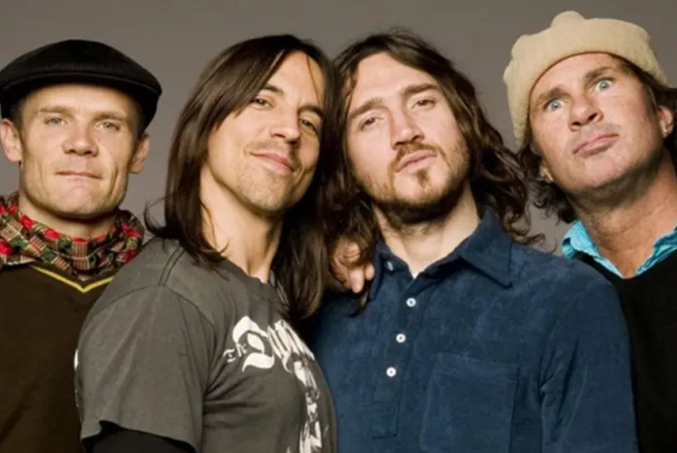 A famosa banda Red Hot Chili Peppers tinha um nome bem diferente no comeÃ§o de sua trajetÃ³ria:  "Tony Flow and the Miraculously Majestic Masters of Mayhem", sendo que essa escolha veio de uma ideia sÃºbita de Anthony Kiedis. SÃ³ com o tempo Ã© que o grupo chegou ao nome que virou "febre" em todo o mundo.