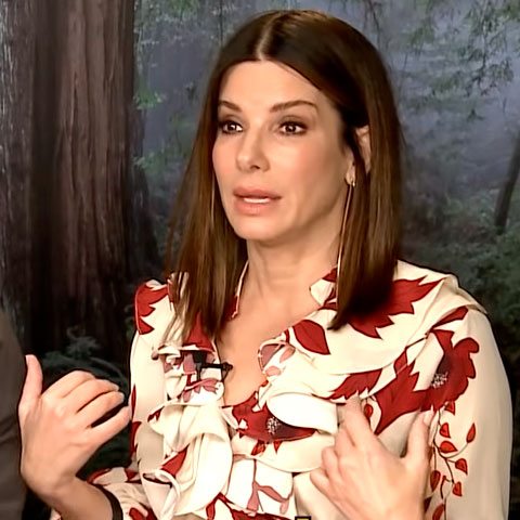 Para entrar em forma, ela combina exercícios cardiovasculares, ioga, musculação, kickboxing, tonificação e caminhadas. Essa variedade mantém o corpo ativo e favorece resultados consistentes.
