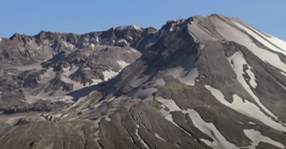 St Helens, nos Estados Unidos - É um vulcão ativo que fica no condado de Skamania, em Washington. e que tem esse nome por conta do diplomata britânico Lord St Helens. Ele era um amigo próximo do explorador George Vancouver. Teve uma erupção que causou 57 mortes em 18/5/1980, sendo a mais letal em vulcões na história dos EUA . Depois, teve atividades menores, em 2004 e 2008. -Youtube/ Storm
