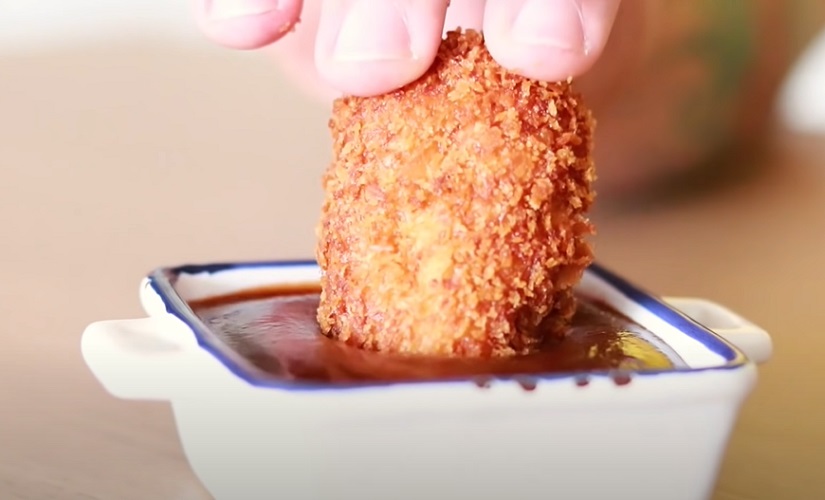 <p>Nuggets industrializados, por exemplo, estão entre os alimentos que mais enganam.  São ultraprocessados, ricos em gorduras ruins, sódio e aditivos químicos. O consumo frequente pode favorecer inflamações silenciosas, sobrecarregar o intestino e aumentar o risco de problemas metabólicos.</p>
