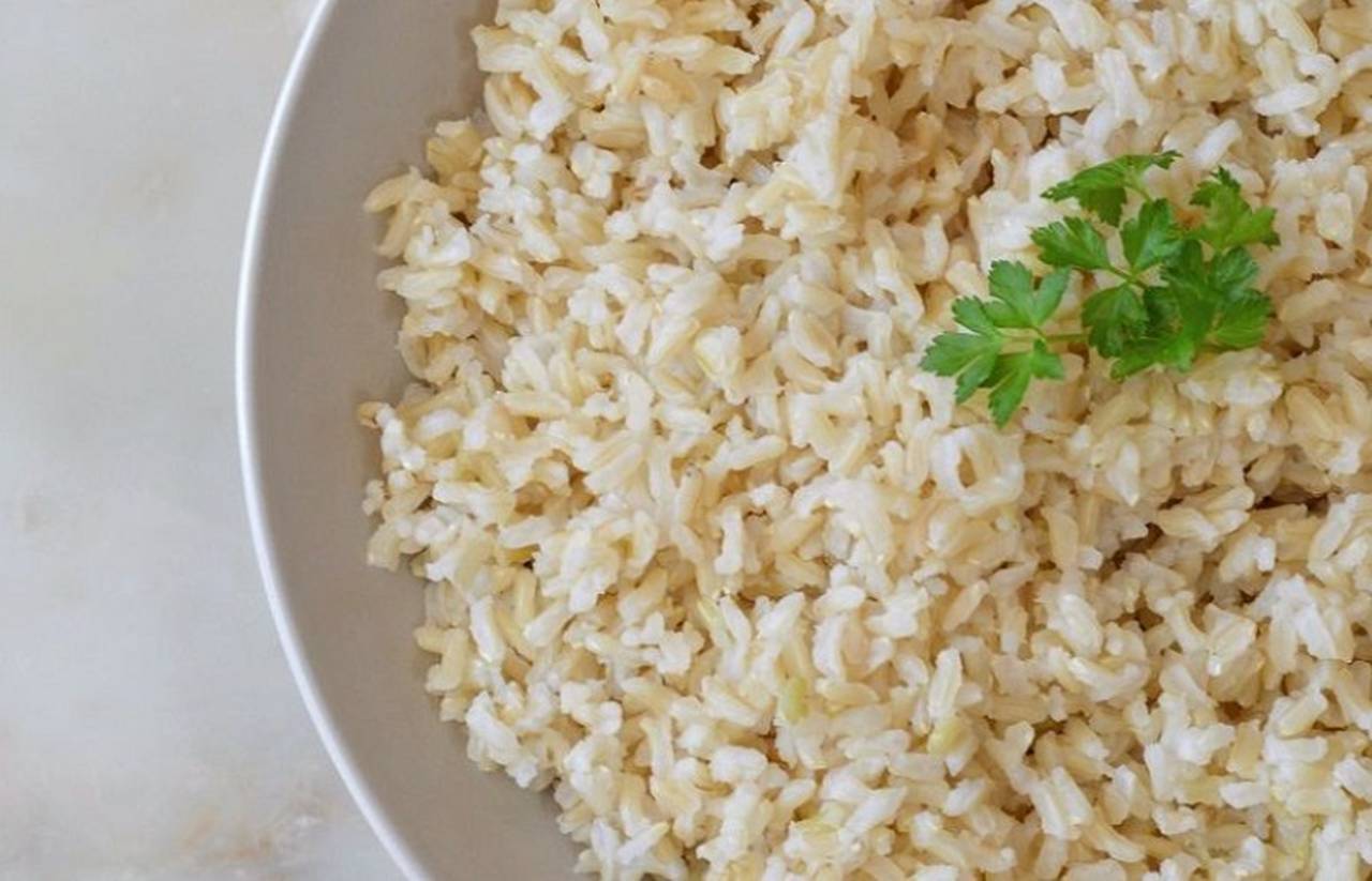 O arroz integral possui uma maior quantidade de fibras em comparação ao arroz branco. Ele costuma garantir uma sensação maior de saciedade para quem o consome.