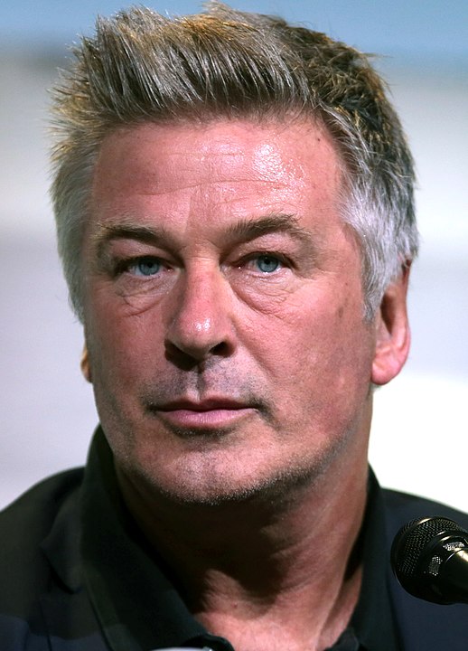 Alec Baldwin é um dos nomes mais populares no cinema.  Nascido em Amityville em 3/4/1958, ele tem vasta filmografia e é um ator premiado.  