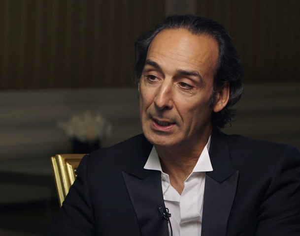 Alexandre Desplat (1961) - Compositor francês, tem mais de 170 trilhas de filmes, principalmente na França e em Hollywood. Ganhou o Oscar pelos filmes A forma da Água e Grande Hotel Budapeste. Compôs a música do filme que encerra a saga de Harry Potter: Relíquias da Morte. 