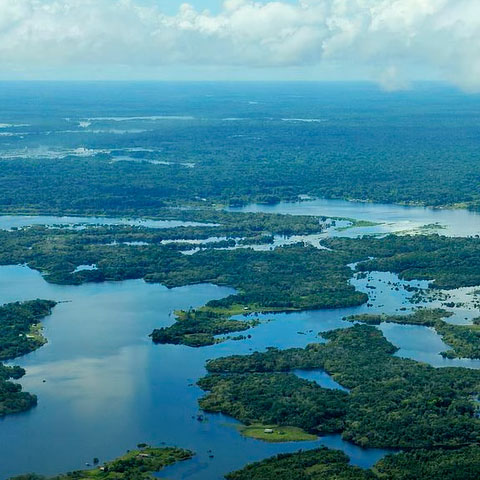 Maior rio - Amazonas (AmÃ©rica do Sul)-  Ã? o maior quando se leva em conta o volume de Ã¡gua (sua cheia tem 385 trilhÃµes de litros). Ã? o segundo em extensÃ£o (6.400 km).  Nasce na Cordilheira dos Andes (Peru), tem diversos afluentes e desemboca no Oceano AtlÃ¢ntico (norte do Brasil).-Youtube/Fernando Arruda Loterias