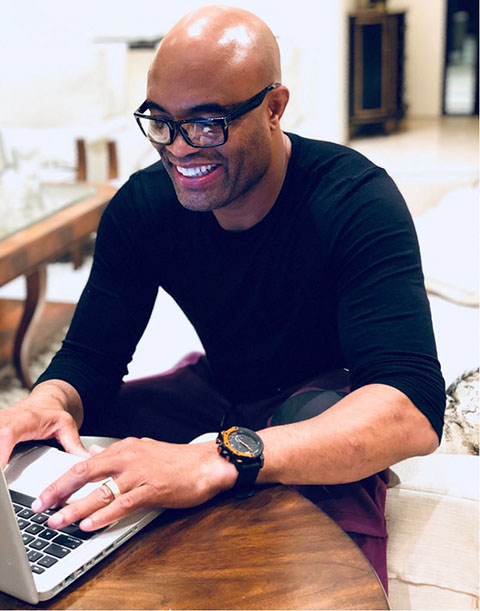 Anderson Silva: O lutador, ex-campeão de UFC e um dos maiores no MMA, também luta boxe e é faixa preta em muay thai, jiu jitsu, taekwondo e judô . Ele foi atendente numa rede de fast food.-Twitter @Anderson
