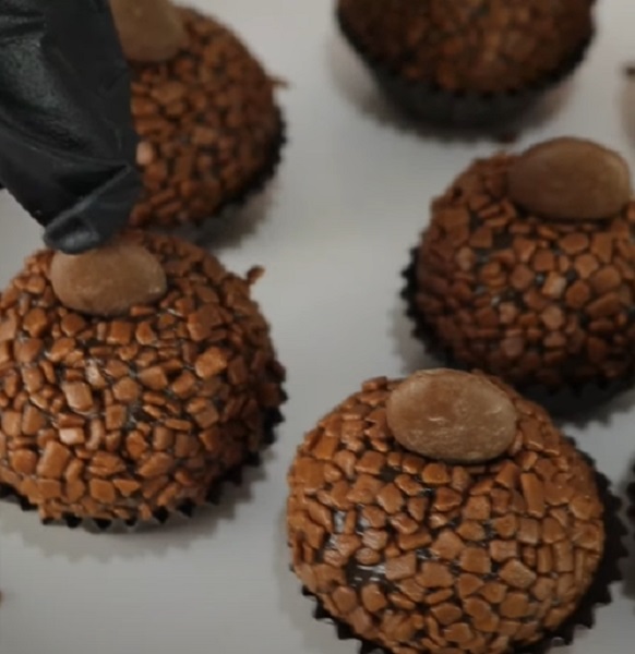 Ingredientes: Uma lata de leite condensado, duas colheres de sopa de chocolate em pó, uma colher de sopa de manteiga e chocolate granulado para decorar.