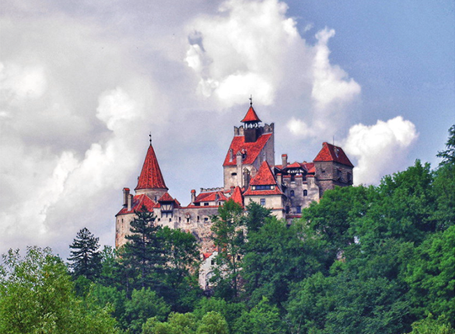 Além da arquitetura, Bra?ov é base justamente para quem visita o Castelo de Bran, ligado à lenda de Drácula. Restaurantes típicos, mercados de rua e paisagens montanhosas completam a experiência.