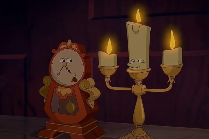 Canções como “Beauty and the Beast” e “Be Our Guest” ajudaram a consolidar o sucesso internacional da produção. Além disso, personagens como Lumière e Cogsworth foram criados para dar leveza e humor à trama. O filme também gerou séries, musicais da Broadway, brinquedos e novas adaptações para diferentes mídias.