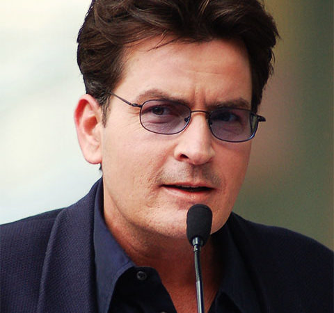 Charlie Sheen revela luta contra substâncias em livro de memórias; e a principal surpreende