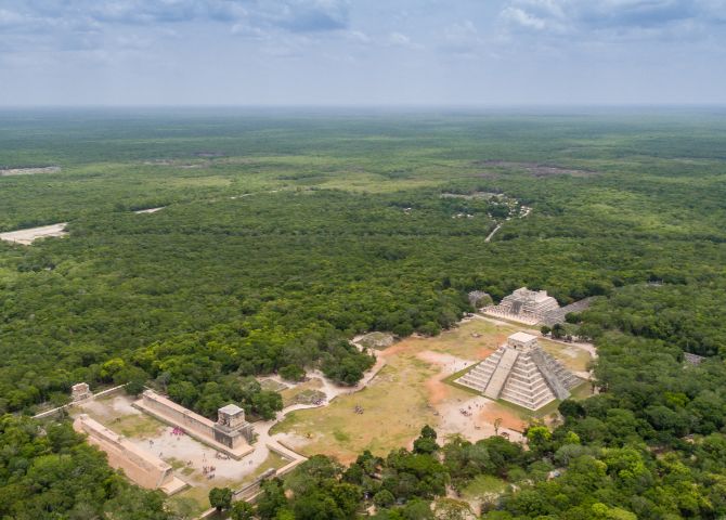 México (América do Norte)- Ocupa 1,96 milhões de km² e tem  126 milhões de habitantes. Sua economia inclui manufatura, agricultura e turismo. O país é conhecido pela rica herança cultural dos astecas e dos maias. Chichén Itzá, uma antiga cidade maia, é Patrimônio Mundial da Humanidade e foi eleita uma das 7 Maravilhas do Mundo.