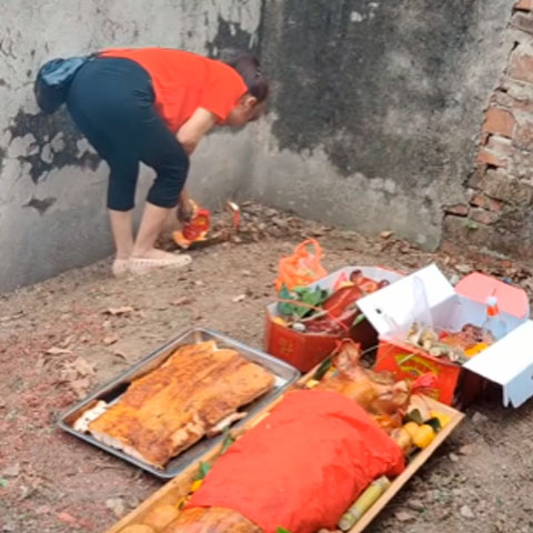 É comum realizar piqueniques próximos às sepulturas, simbolizando a continuidade da vida após a morte. O gesto fortalece laços familiares e celebra a presença espiritual dos que já partiram.-Youtube/Gilson DaRosa - A Lira Do Mercador Chinês 