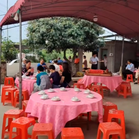 Na China, o Dia de Finados é celebrado em 5 de novembro, quando famílias visitam os túmulos de ancestrais para prestar homenagens. A data reforça o respeito aos antepassados dentro das tradições confucionistas.-Youtube/Gilson DaRosa - A Lira Do Mercador Chinês 