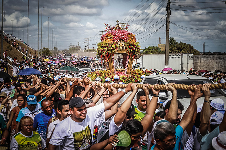  Círio de Nazaré (Brasil) - Festa católica realizada em Belém do Pará, em homenagem a Nossa Senhora de Nazaré. É celebrada no segundo domingo de outubro, desde 1793, e dura 15 dias, com romarias e procissões que reúnem dois milhões de pessoas. Dizer "Feliz Círio" tem o sentido de desejar o bem ao próximo e acreditar em dias melhores.-Zé Carlos Barreta/Wikimedia Commons