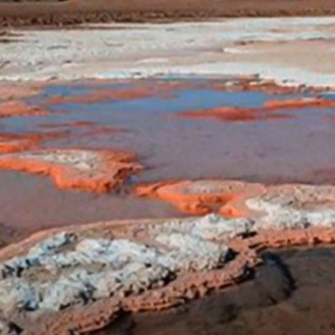 <p>O Deserto de Lut é patrimônio natural, famoso por temperaturas extremas. Revela paisagens únicas de dunas e formações rochosas. Estudos científicos destacam sua singularidade geológica e valor ambiental.</p>
<div></div>
