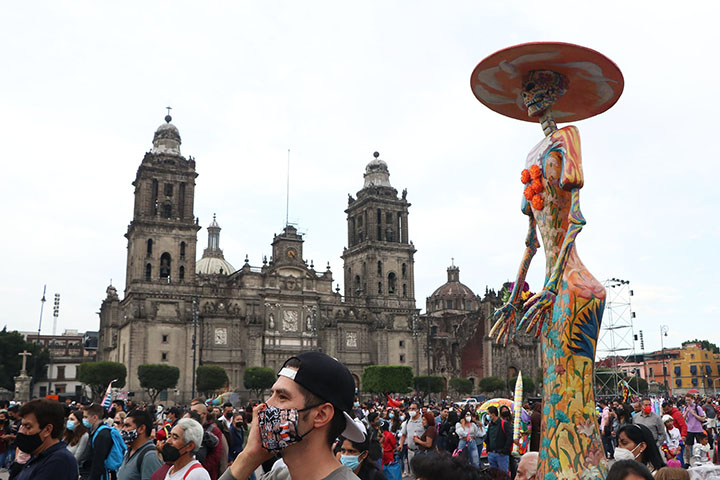 O Dia dos Mortos no México tem origem asteca e cultua a figura da caveira, como símbolo do destino material de todos os homens. As pessoas fazem maquiagem de caveira, ornamentam os ambientes com enfeites desse tipo e preparam doces nesse formato.- Tania Victoria/Ministério da Cultura da Cidade do México