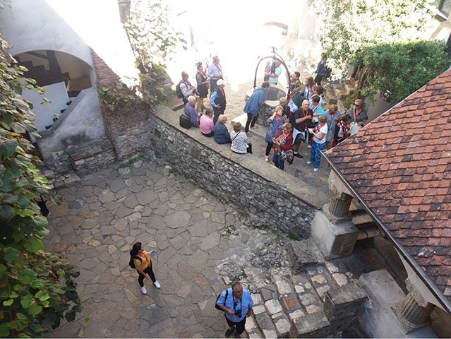 Curiosamente, os romenos não gostam muito de associar o Castelo de Bran à lenda de Drácula, pois acham que o local tem uma relevância histórica que deve ser a prioridade para o país. Assim, eles preferem destacar a importância da construção para a memória cultural da Romênia e não a visão folclórica de um autor estrangeiro