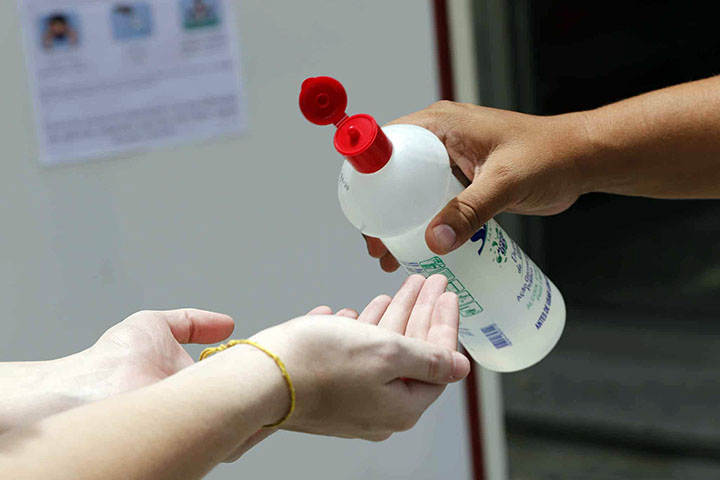 <p>Além de permanecerem em casa por dias, semanas e até meses, as pessoas passaram a usar máscaras ao sair às ruas e a intensificar a higiene das mãos com álcool em gel. A alta demanda fez com que esses produtos chegassem a ficar escassos em muitos mercados.</p>
