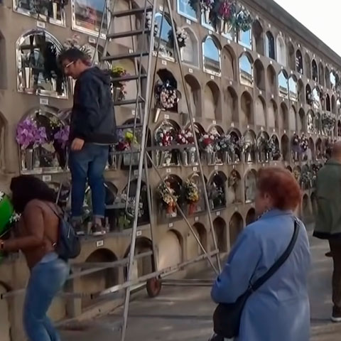 O almoço costuma ter um cardápio especial, repleto de pratos típicos preparados apenas nessa data. Assim, tradição, memória e convivência se misturam em um ritual de respeito aos que partiram.-Youtube/Agustin Iruela