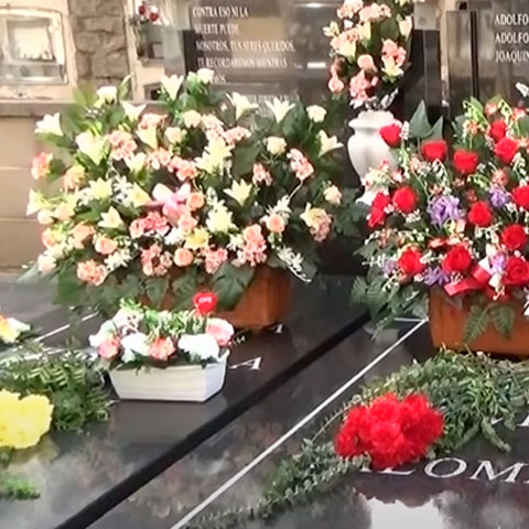 Na Espanha, as celebrações ocorrem no Dia de Todos os Santos, em 1º de novembro, com roupas coloridas, homenagens e desfiles nas principais avenidas. As famílias visitam cemitérios, levando flores e objetos decorativos aos túmulos.-Youtube/Agustin Iruela