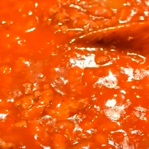 Para fazer o feijÃ£o mexicano, sÃ£o necessÃ¡rios feijÃ£o, pimenta calabresa, caldo de bacon, bacon em cubos, linguiÃ§a calabresa em cubos, carne moÃ­da, alho e azeitonas verdes. 
