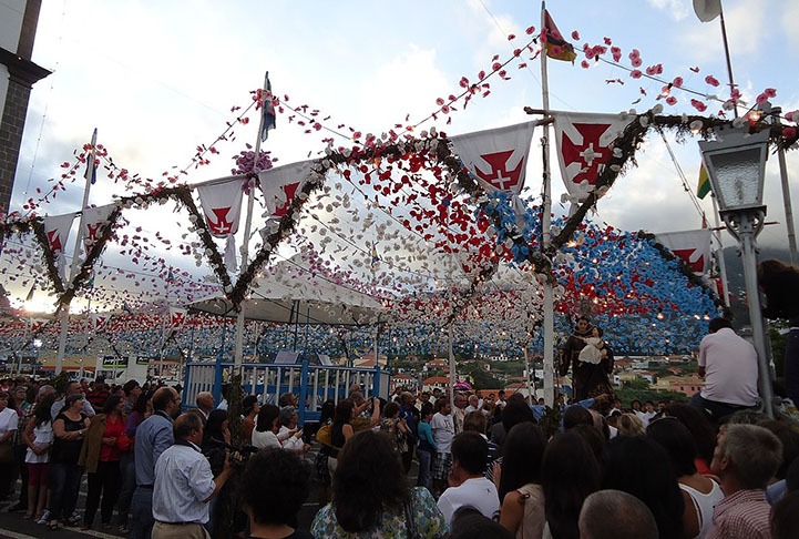  Festa dos Santos (Portugal) - Junho tem celebrações espalhadas pelas cidades, cada uma louvando o padroeiro local. Entre elas, Lisboa com Santo Antônio (dia 13); e o Porto, com São João (dia 23). As pessoas dançam e cantam em arraiás, participam de concursos e desfilam nas chamadas "marchas populares". -PESP/wikimedia commons